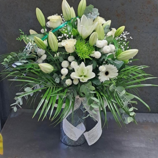 RAMO DE FLORES BLANCAS Y VERDES CON JARRÓN DE CRISTAL